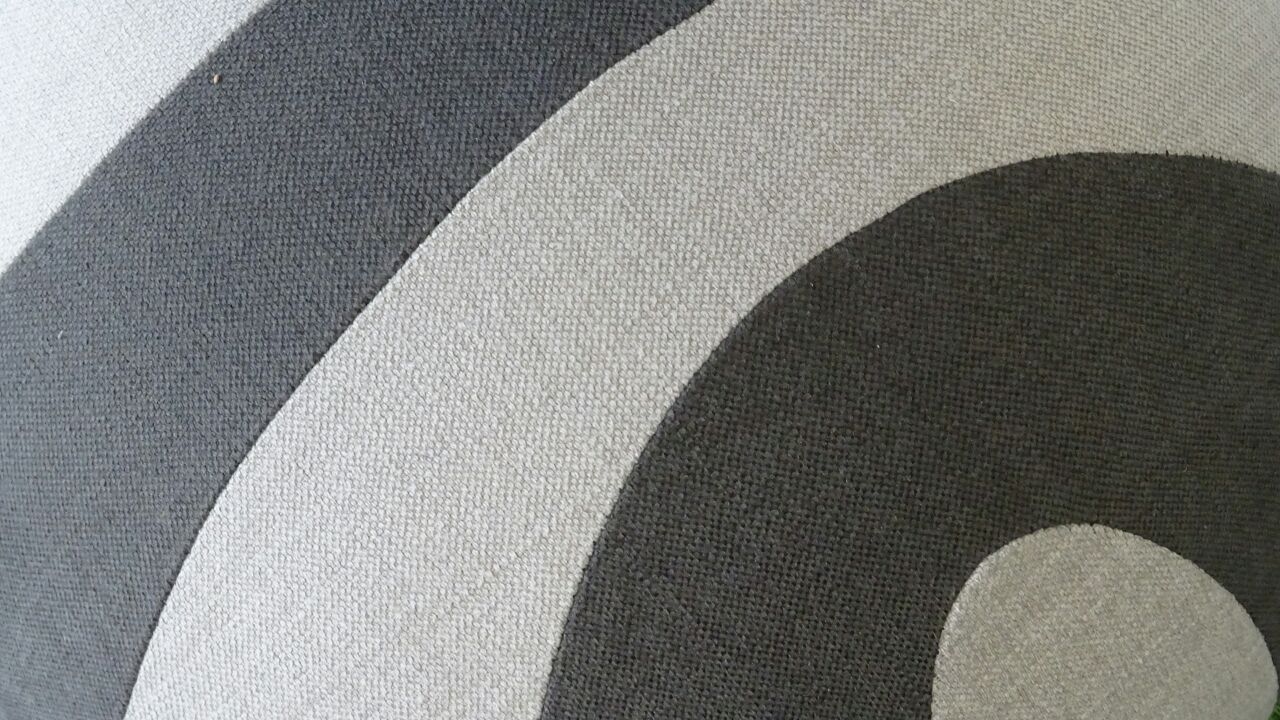 Kugelhocker in dunkelgrau - hellgrau gestreift