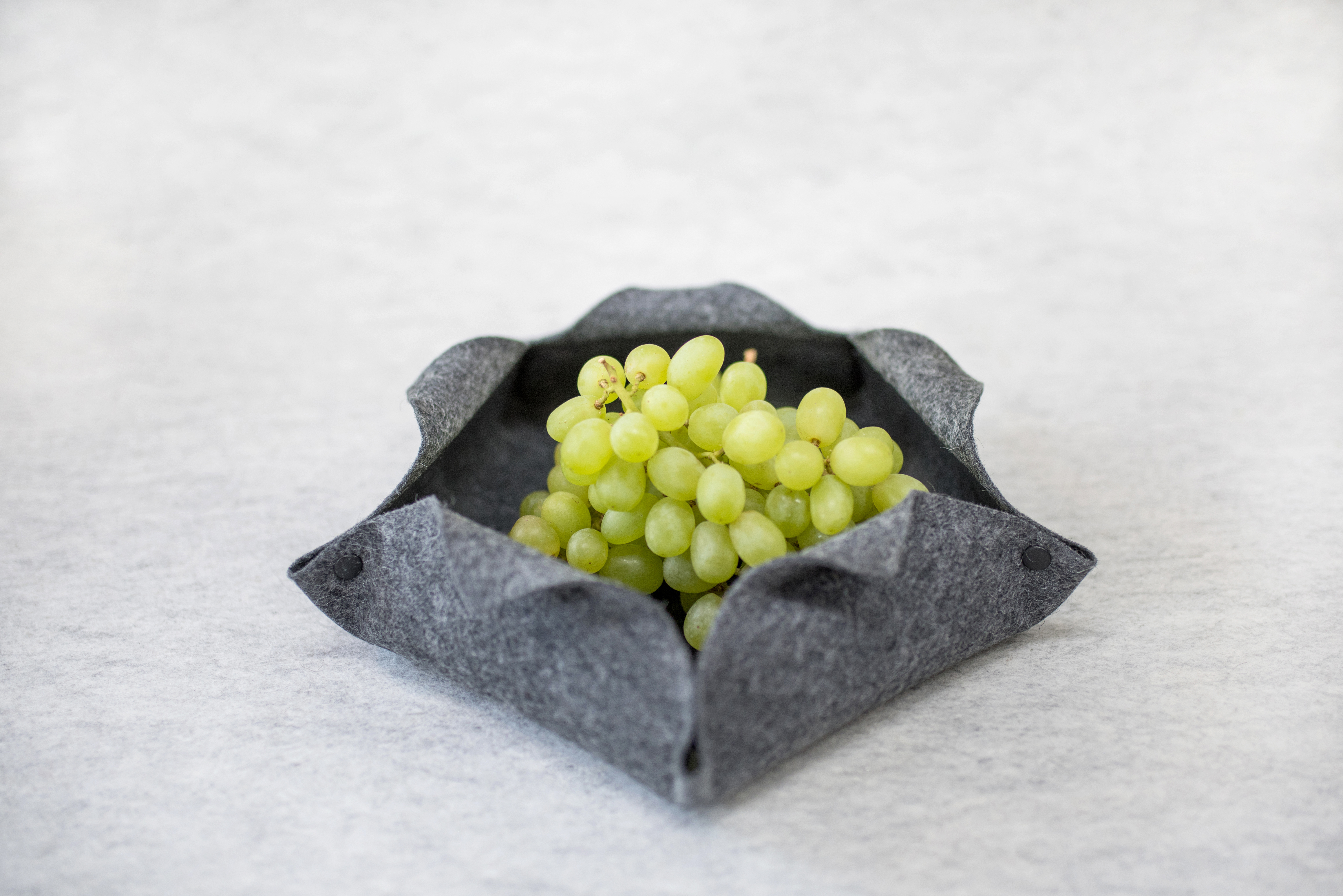 Florero Vase 2.0 in ihrer Schalenform befüllt mit Weintrauben