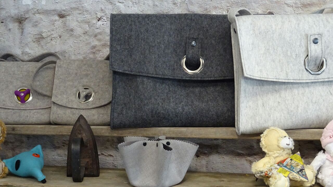 Farbvarriationen von Umhängetaschen aus Wolfilz und Weiteres in der Eppenhauser Str. 68