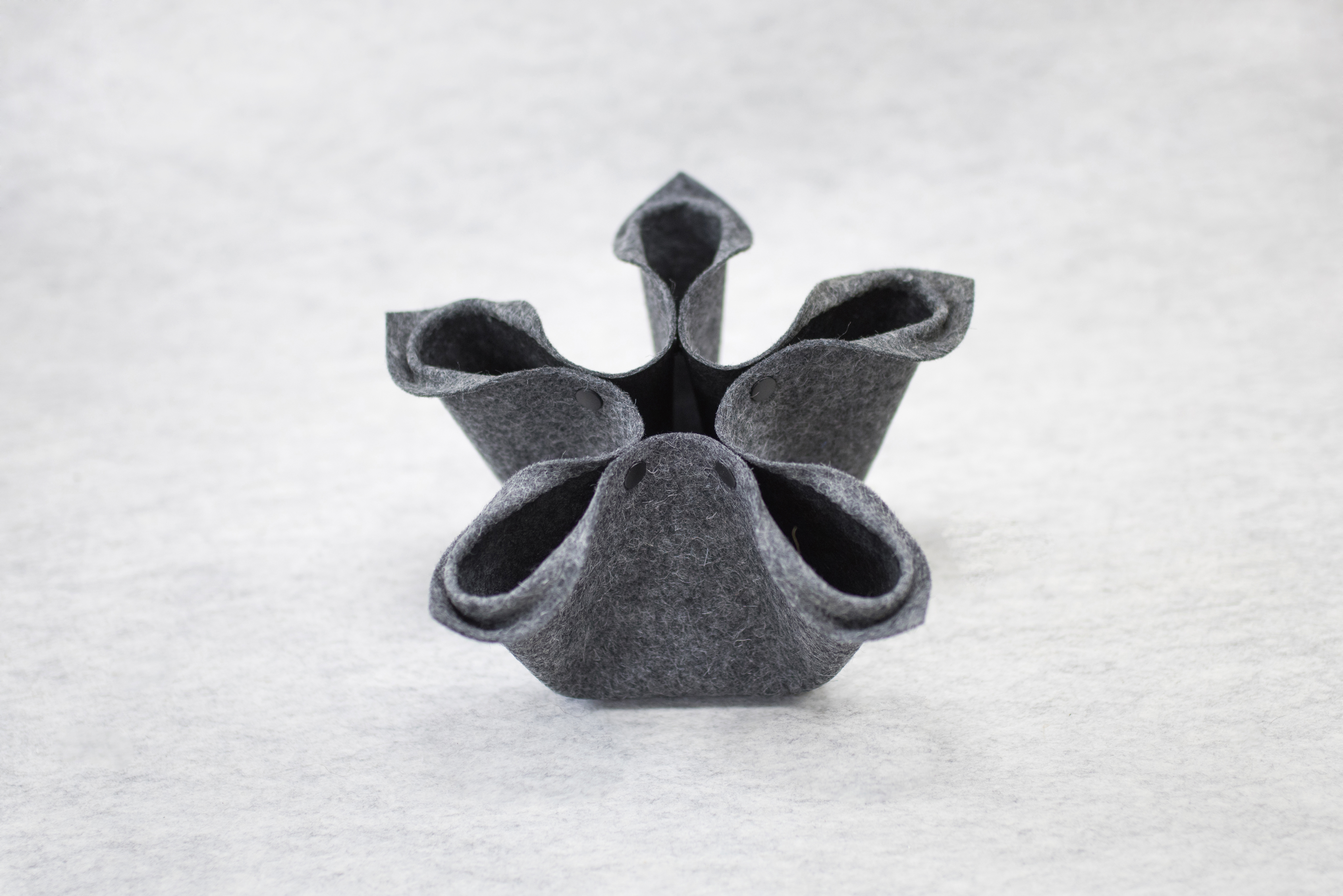 Florero Vase 2.0 dunkel graues Wollfilz