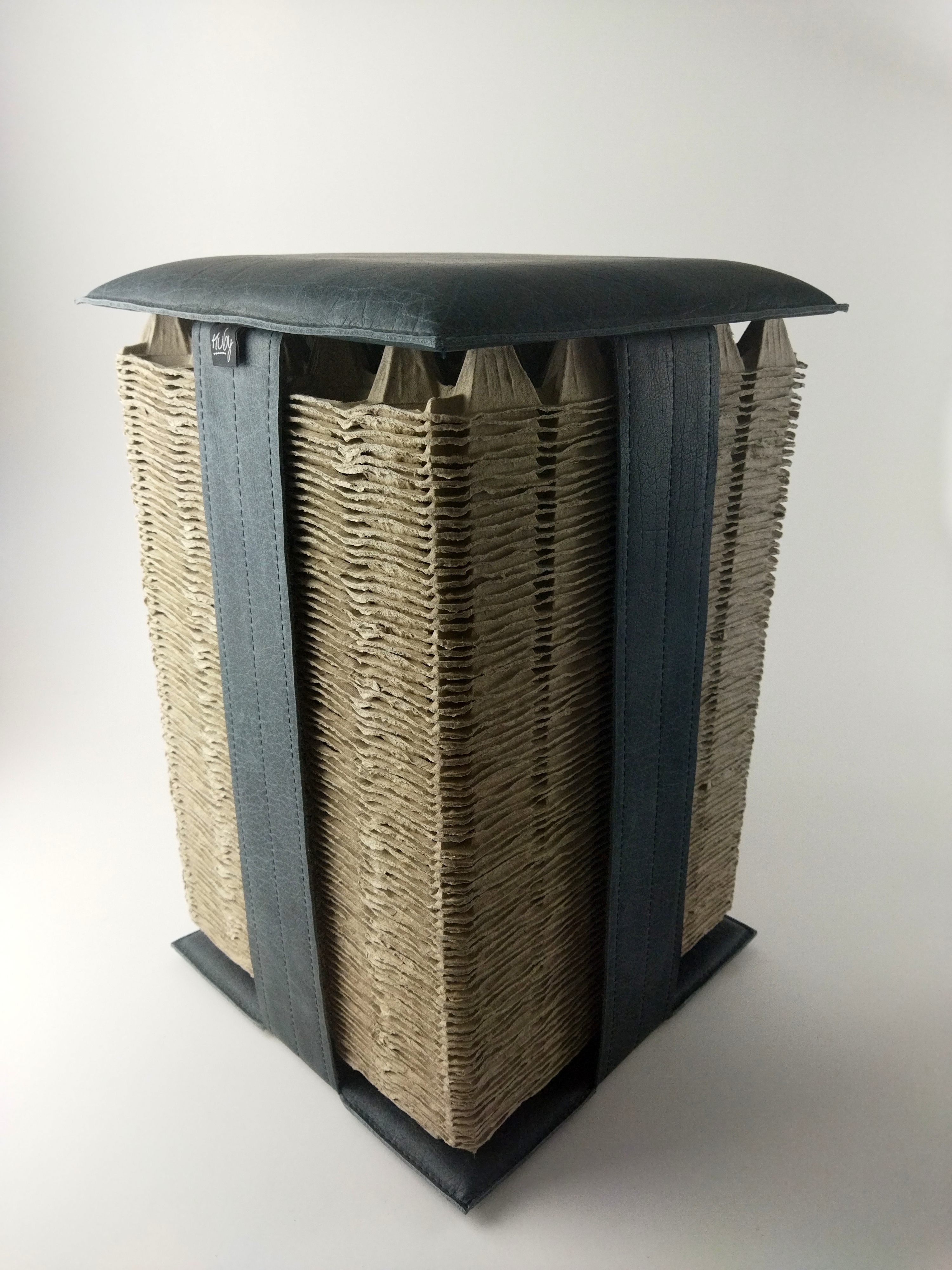 "RECYCLING" wird bei uns groß geschrieben, ein Hocker aus Eierkartons