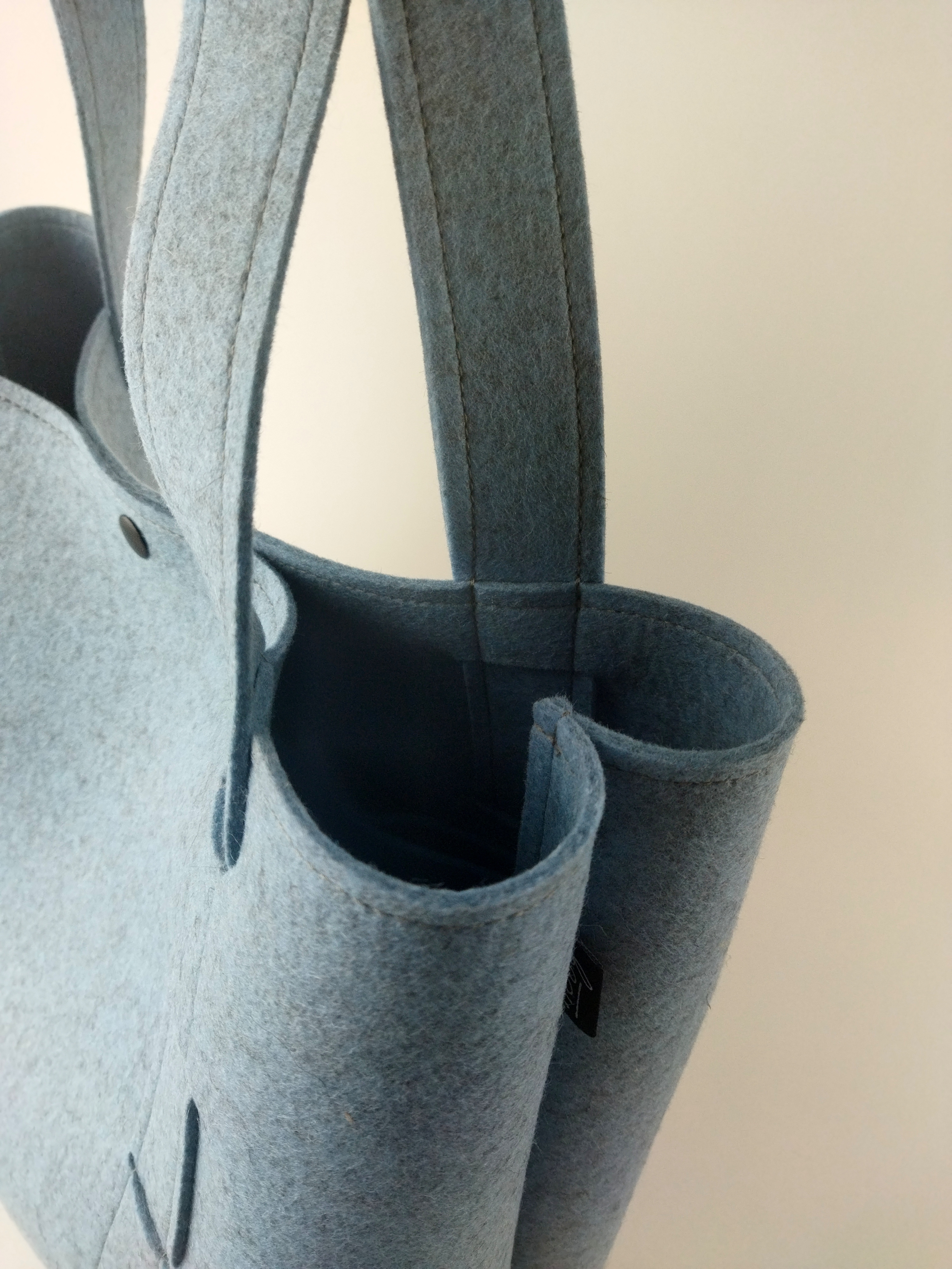 Praktischer Shopper aus hellblauen Filz