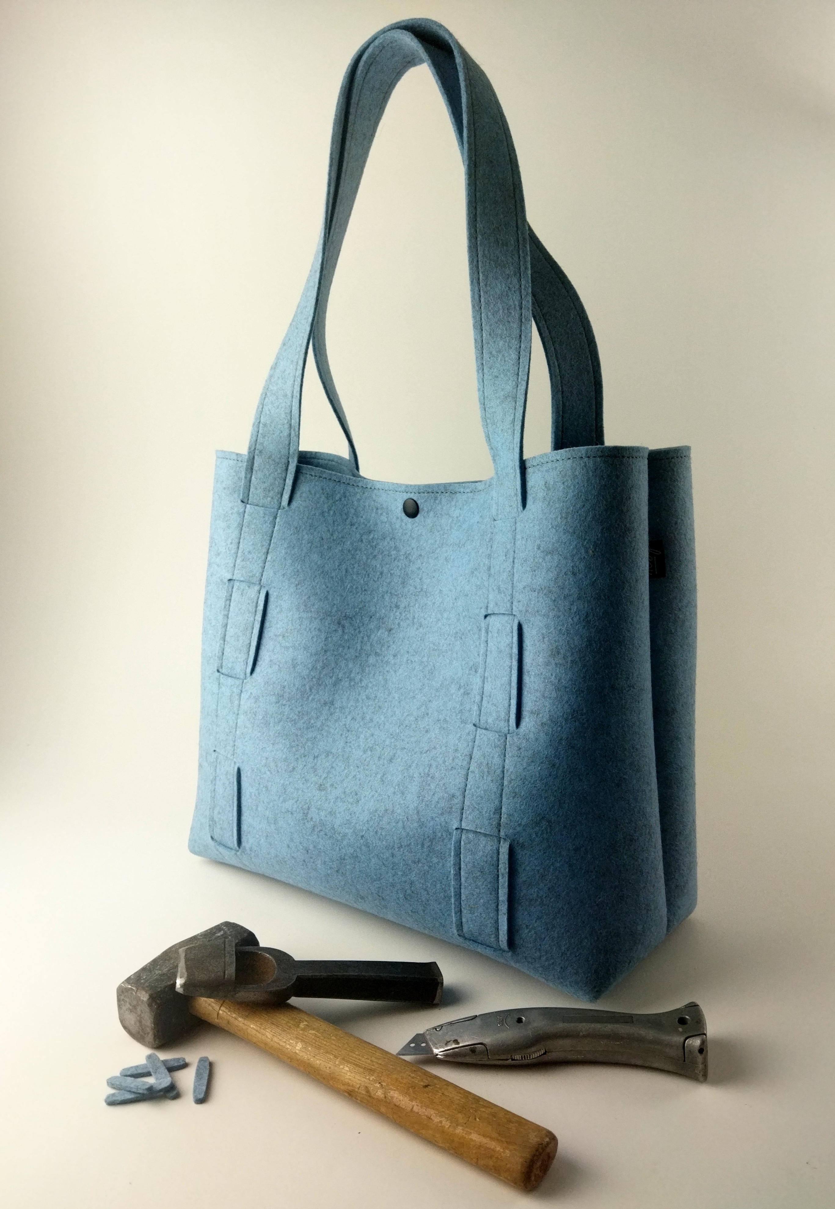 Hellblauer Shopper geschlossen