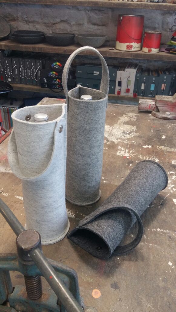 Flaschentragetasche aus grauem Wollfilz