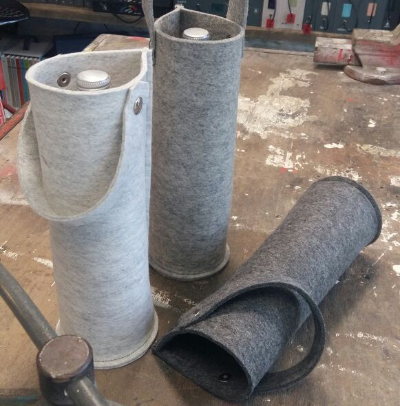 Flaschentragetasche aus grauem Wollfilz