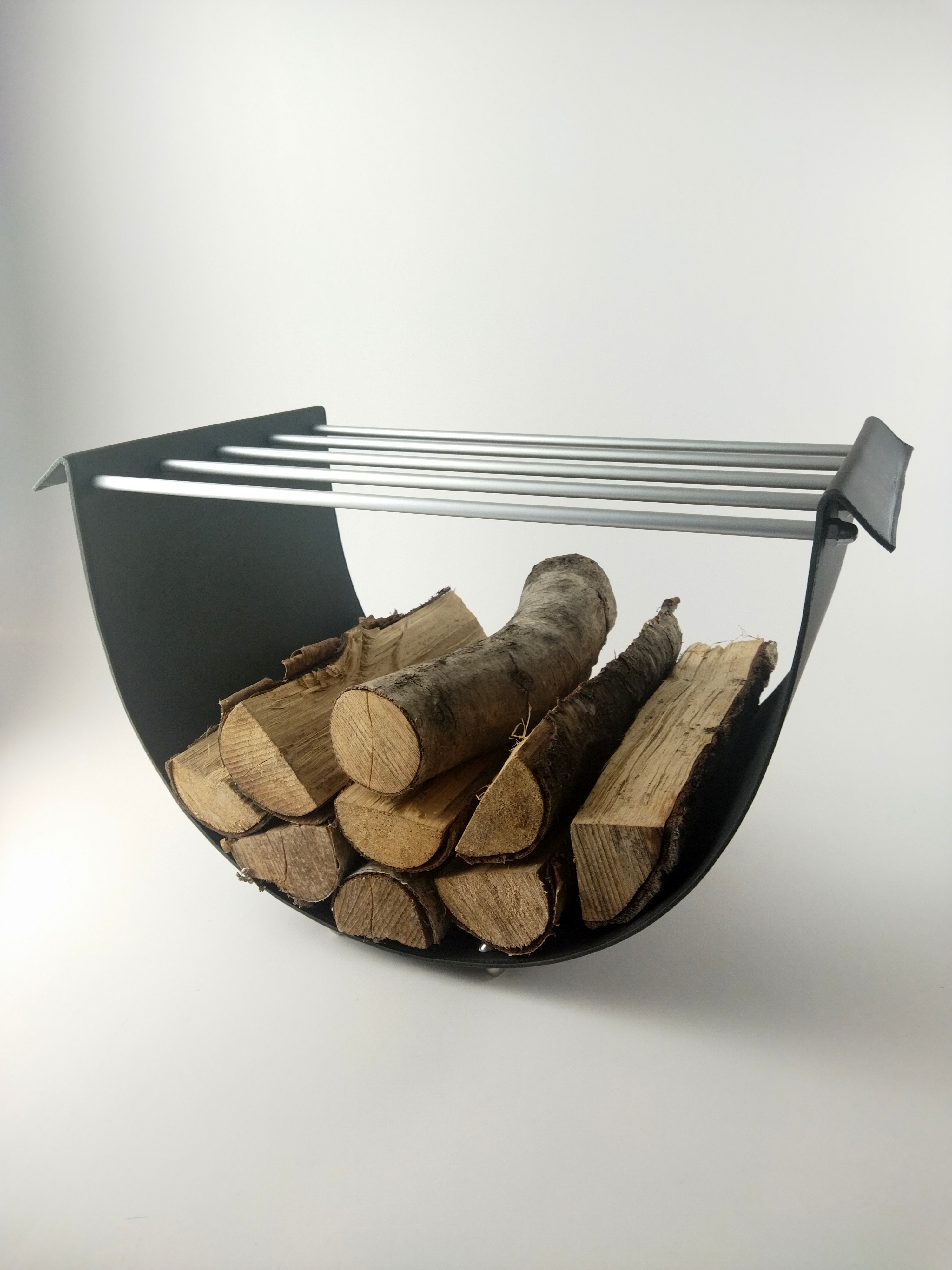 Schicker Holzkorb aus hochwertigem schwarzem Leder für Ihren Kamin