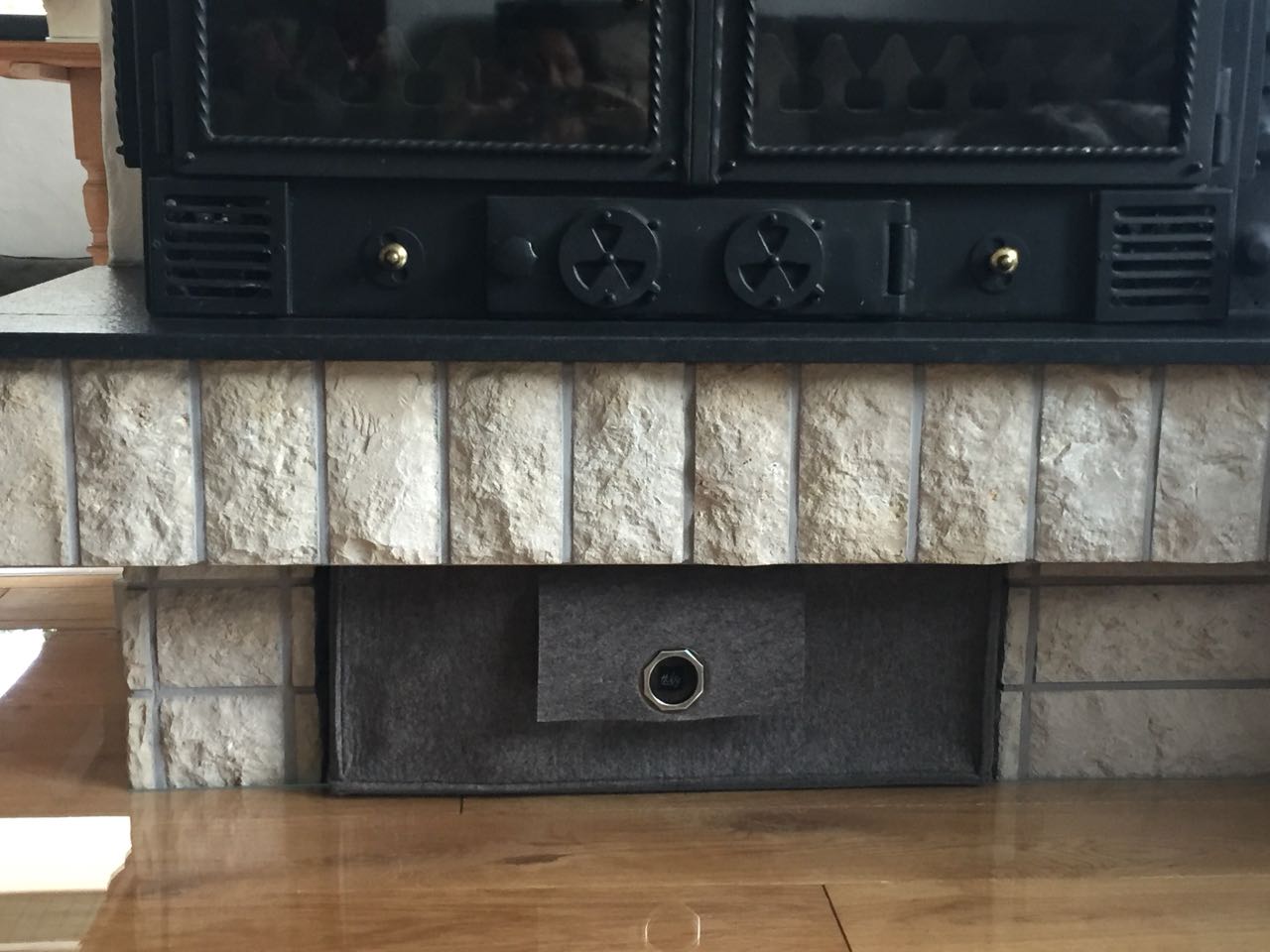 Kaminholzkorb aus dunkelgrauem Wollfilz - größe an den Kamin angepasst - Vorderansicht