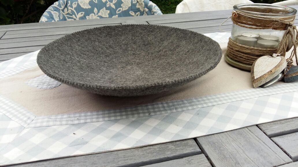 Eine graue Filzschale