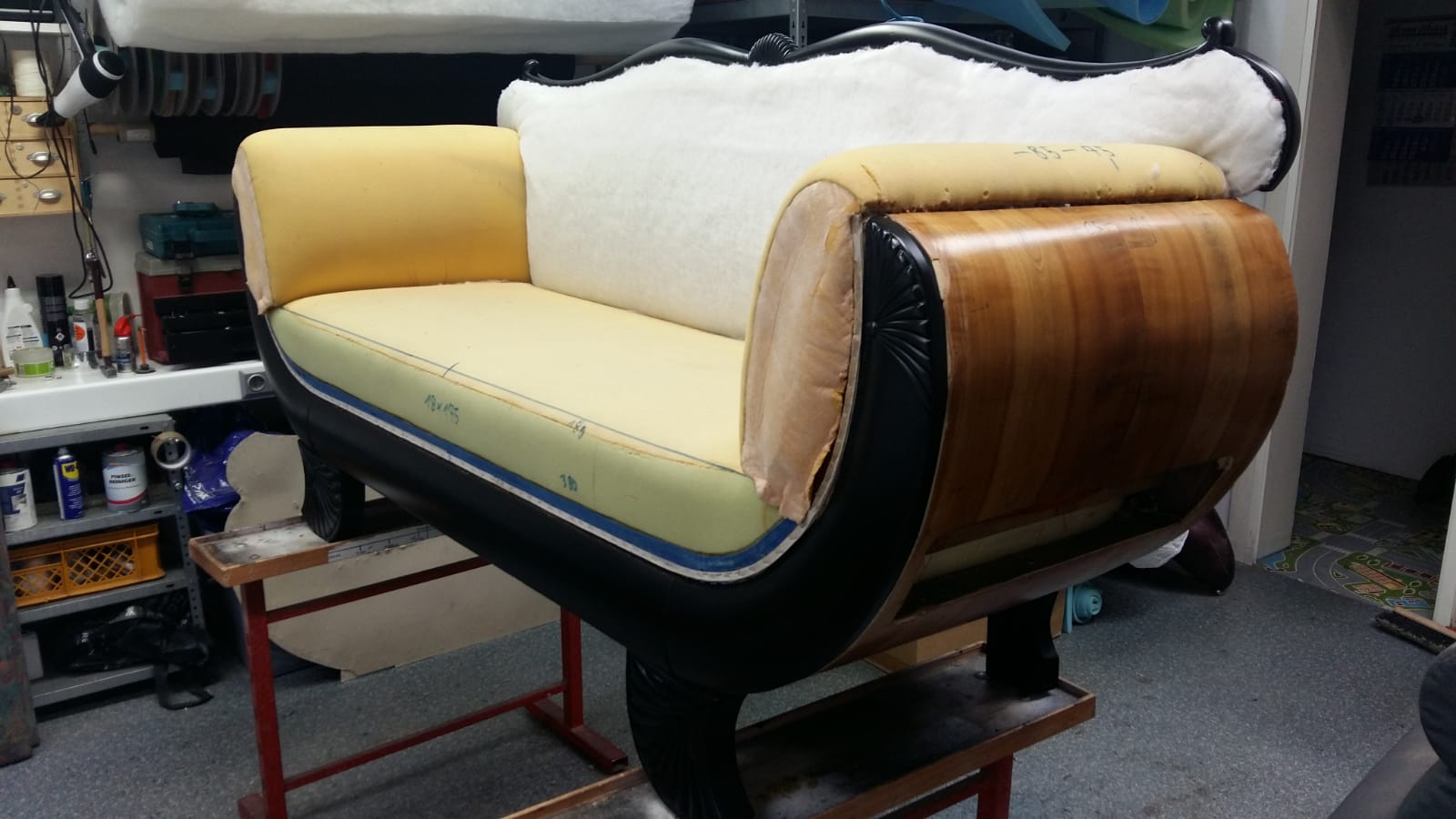 Altes Biedermeier Sofa frisch lakiert und vom alten Stoff befreit