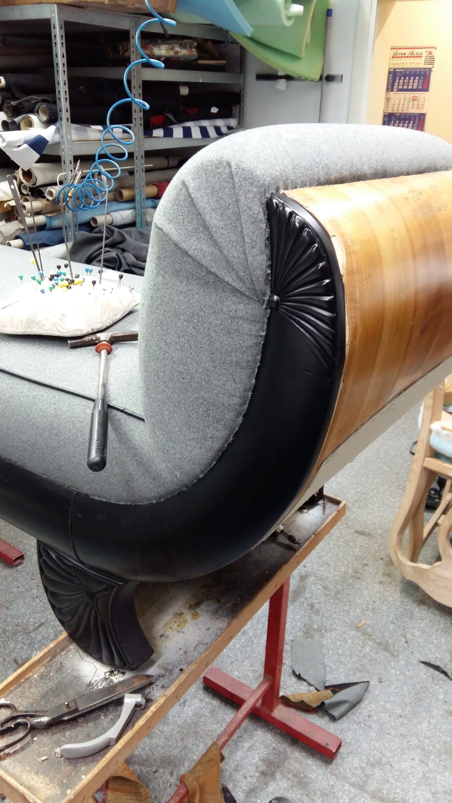 Altes Biedermeier Sofa frisch lakiert und mit neuem Stoff bezogen