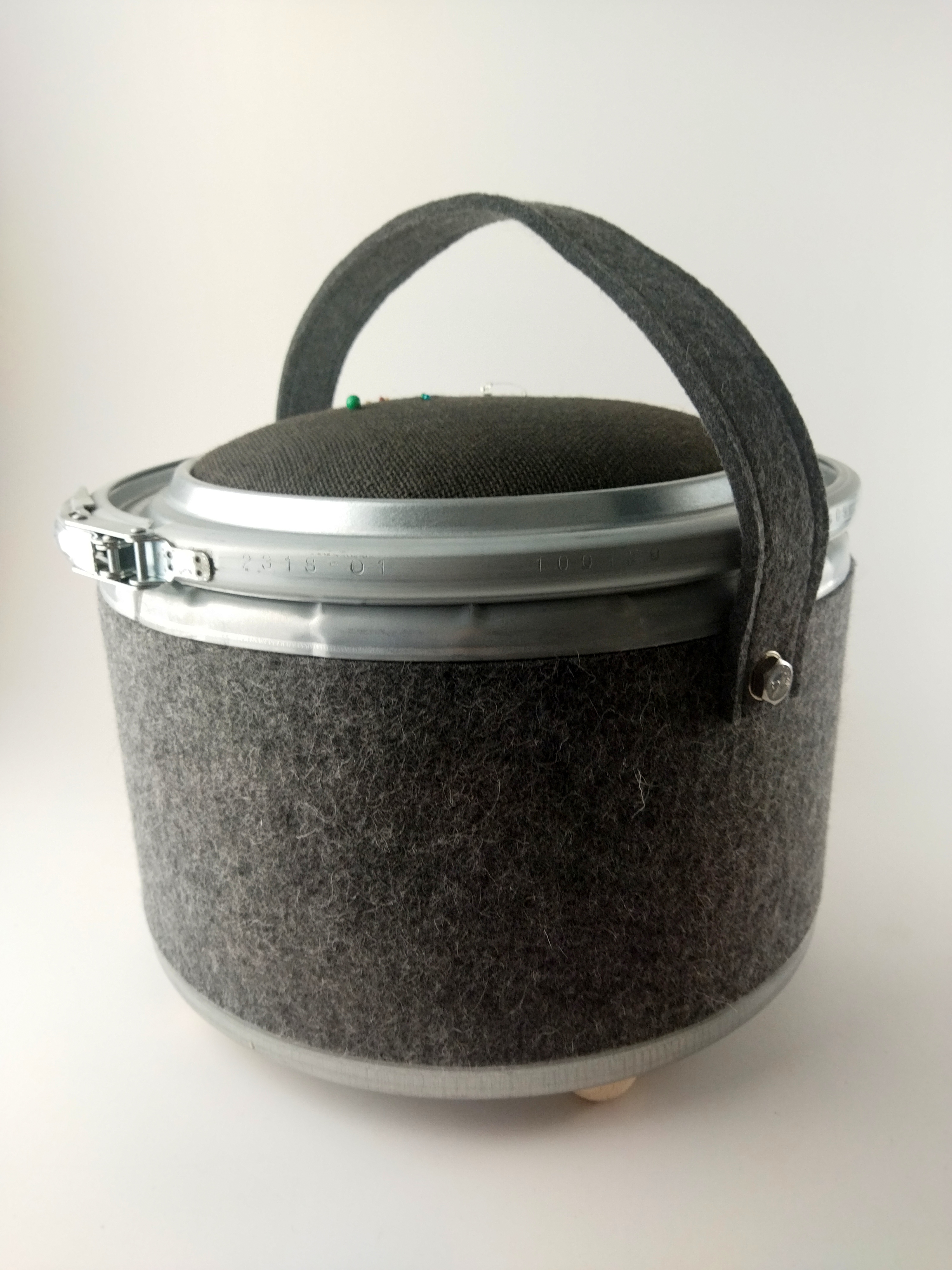 Trommelhocker mit Filz verkleidet